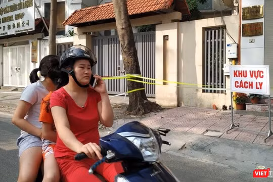 Khoản tiền này cũng được sử dụng để thực hiện xét nghiệm sàng lọc COVID-19 cho các trường hợp được cách ly tập trung trước khi bàn giao về cách ly tại địa phương. Ảnh: Anh Lê.