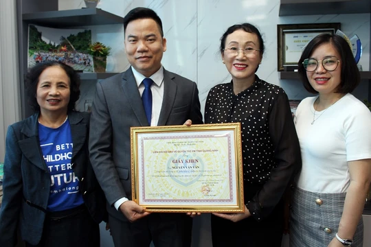 Ông Nguyễn Văn Văn nhận giấy khen của Liên chi hội Bảo vệ quyền trẻ em tỉnh Quảng Ninh. Ảnh: TD.