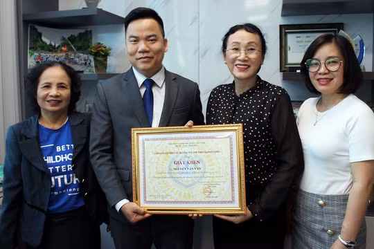 Ông Nguyễn Văn Văn nhận giấy khen của Liên chi hội Bảo vệ quyền trẻ em tỉnh Quảng Ninh. Ảnh: TD.