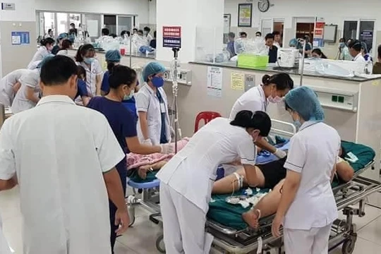 Quang cảnh khẩn trương cấp cứu người bị nạn tại Bệnh viện Hữu nghị Việt Nam – Cu Ba, Đồng Hới. Ảnh: FB Dương Sông Lam.