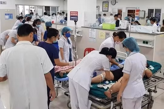 Quang cảnh khẩn trương cấp cứu người bị nạn tại Bệnh viện Hữu nghị Việt Nam – Cu Ba, Đồng Hới. Ảnh: FB Dương Sông Lam.