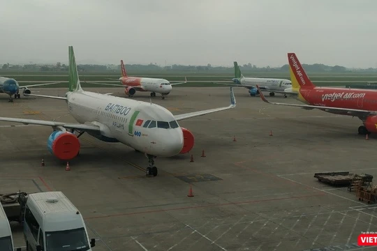 Máy bay đậu đỗ tại sân bay Nội Bài trong thời điểm chống dịch COVID-19. Ảnh: Anh Lê.
