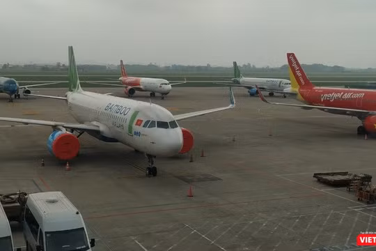 Máy bay đậu đỗ tại sân bay Nội Bài trong thời điểm chống dịch COVID-19. Ảnh: Anh Lê.