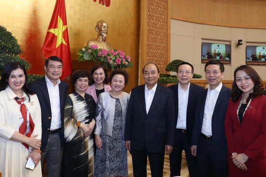 Thủ tướng Nguyễn Xuân Phúc và đại diện một số doanh nghiệp - Ảnh: VGP.