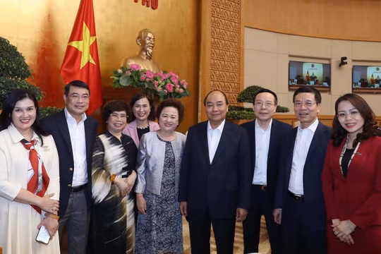 Thủ tướng Nguyễn Xuân Phúc và đại diện một số doanh nghiệp - Ảnh: VGP.