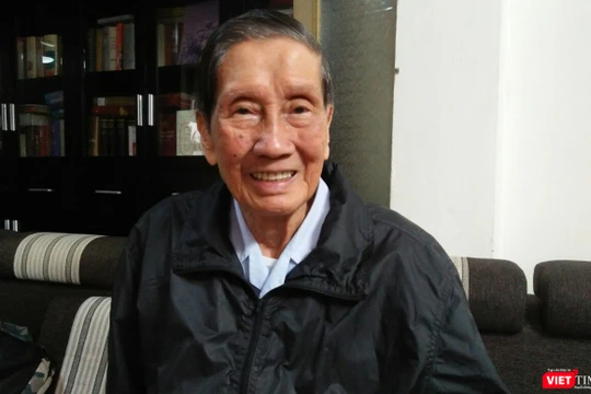 Nhạc sĩ Phạm Tuyên trong buổi trò chuyện riêng với VietTimes nhân dịp 45 năm thống nhất đất nước. Ảnh: Thục Nhi.