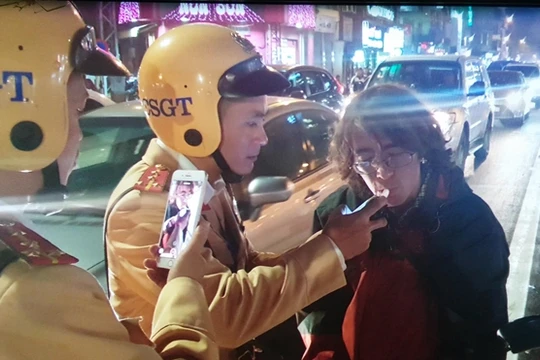 Aleks Ivanov (29 tuổi, quốc tịch Nga) thổi nồng độ cồn tại chốt Điện Biên Phủ, Phan Bộ Châu, Hàng Bông, Cửa Nam.