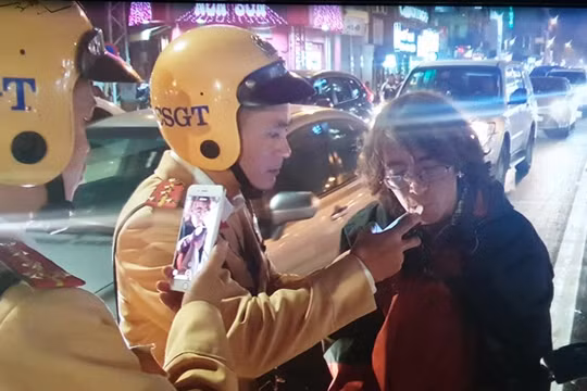 Aleks Ivanov (29 tuổi, quốc tịch Nga) thổi nồng độ cồn tại chốt Điện Biên Phủ, Phan Bộ Châu, Hàng Bông, Cửa Nam.