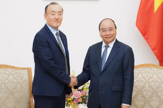 Thủ tướng Chính phủ Nguyễn Xuân Phúc tiếp Trưởng đại diện Tổ chức Y tế thế giới tại Việt Nam, TS. Kidong Park ngày 14/3. Ảnh: VPCP.