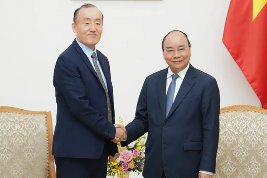 Thủ tướng Chính phủ Nguyễn Xuân Phúc tiếp Trưởng đại diện Tổ chức Y tế thế giới tại Việt Nam, TS. Kidong Park ngày 14/3. Ảnh: VPCP.