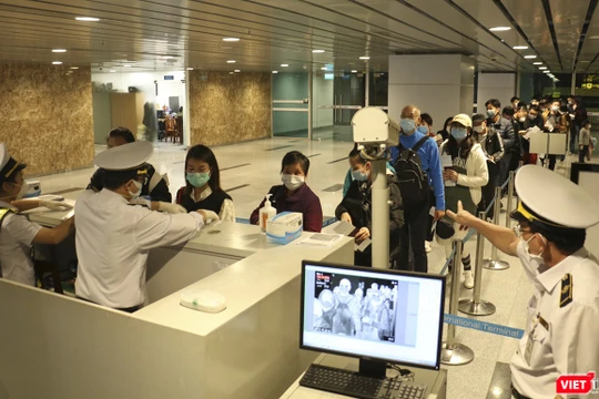 Việc tổ chức cách ly tập trung được thực hiện đối với tất cả người nhập cảnh từ các quốc gia, vùng lãnh thổ vào Việt Nam từ 0h ngày 21/3. Ảnh: Hồ Xuân Mai.