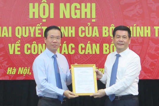 Ông Võ Văn Thưởng - Ủy viên Bộ Chính trị, Bí thư Trung ương Đảng, Trưởng Ban Tuyên giáo Trung ương - đã trao quyết định của Bộ Chính trị cho ông Nguyễn Hồng Diên. Ảnh: Tuyengiao.vn