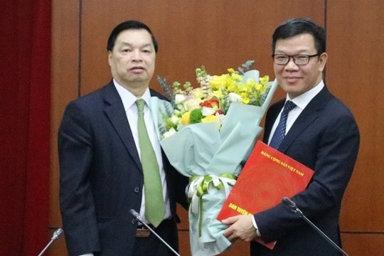 Phó Trưởng ban Tuyên giáo Trung ương Lê Mạnh Hùng (trái) trao Quyết định và tặng hoa chúc mừng ông Tống Văn Thanh. Ảnh: Tuyengiao.vn