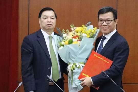 Phó Trưởng ban Tuyên giáo Trung ương Lê Mạnh Hùng (trái) trao Quyết định và tặng hoa chúc mừng ông Tống Văn Thanh. Ảnh: Tuyengiao.vn