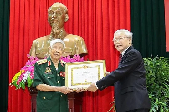 Tổng Bí thư, Chủ tịch nước Nguyễn Phú Trọng trao Huy hiệu 70 năm tuổi Đảng cho nguyên Tổng Bí thư Lê Khả Phiêu (ngày 25/8/2019)..