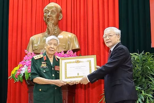 Tổng Bí thư, Chủ tịch nước Nguyễn Phú Trọng trao Huy hiệu 70 năm tuổi Đảng cho nguyên Tổng Bí thư Lê Khả Phiêu (ngày 25/8/2019)..