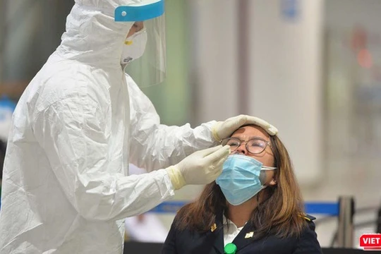 Nhân viên y tế lấy mẫu xét nghiệm COVID-19 (Ảnh: Hoàng Anh)