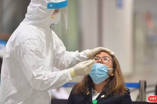 Nhân viên y tế lấy mẫu xét nghiệm COVID-19 (Ảnh: Hoàng Anh)