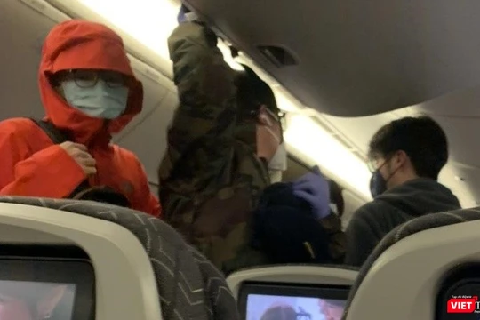 Các hành khách Việt Nam trên chuyến bay từ Mỹ về nước ngày 21/3. Ảnh minh họa: Anh Lê.