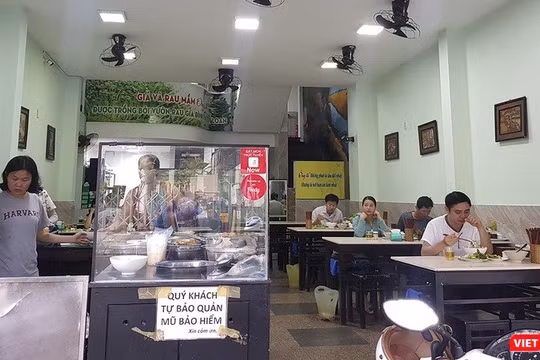 Hà Nội tuyên bố sẽ đóng cửa các hàng quán không thực hiện nghiêm phòng chống dịch. 