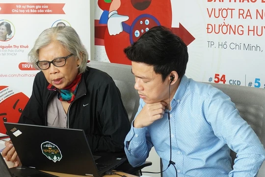 Phó Giáo sư Tiến sĩ Bác sĩ Nguyễn Thy Khuê – Chủ tịch Liên chi Hội Đái tháo đường & Nội Tiết TP.HCM (trái) chủ trì hội nghị khoa học trực tuyến. Ảnh: Ngân Phương.