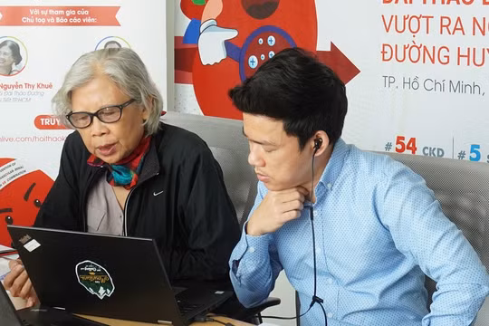 Phó Giáo sư Tiến sĩ Bác sĩ Nguyễn Thy Khuê – Chủ tịch Liên chi Hội Đái tháo đường & Nội Tiết TP.HCM (trái) chủ trì hội nghị khoa học trực tuyến. Ảnh: Ngân Phương.