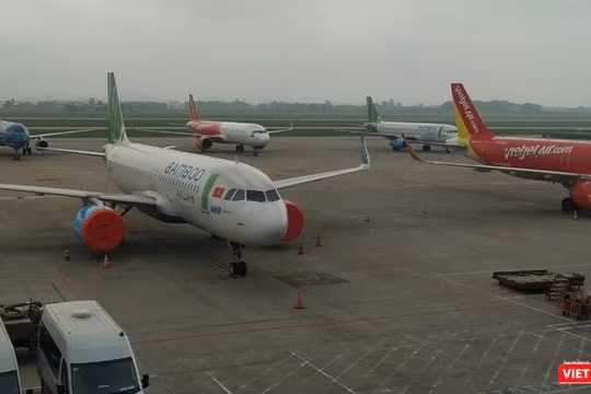 Máy bay đậu đỗ la liệt tại sân bay Nội Bài trong thời điểm chống dịch COVID-19. Ảnh: Anh Lê.