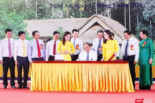 Thủ tướng Nguyễn Xuân Phúc đã ký phát hành đặc biệt bộ tem