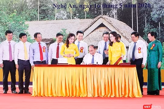 Thủ tướng Nguyễn Xuân Phúc đã ký phát hành đặc biệt bộ tem