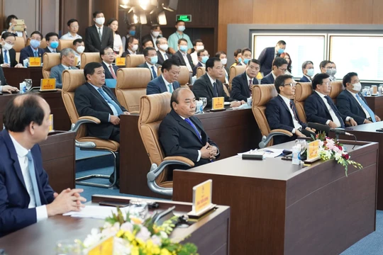 Thủ tướng Nguyễn Xuân Phúc và các đại biểu tại lễ khai trương Hệ thống TTBCQG và Trung tâm chỉ đạo, điều hành của Chính phủ, Thủ tướng Chính phủ.