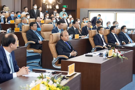 Thủ tướng Nguyễn Xuân Phúc và các đại biểu tại lễ khai trương Hệ thống TTBCQG và Trung tâm chỉ đạo, điều hành của Chính phủ, Thủ tướng Chính phủ.