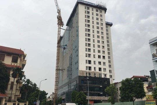 Công trình 8B Lê Trực có sai phạm nhiều năm nay nhưng vẫn chưa được xử lý dứt điểm. 