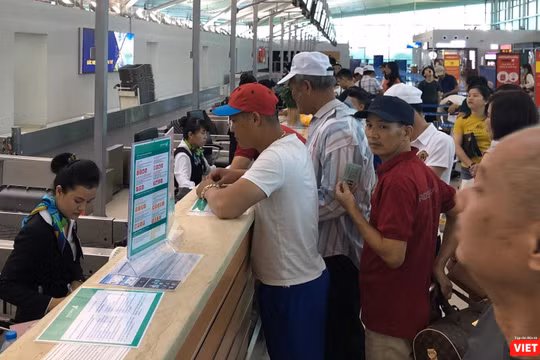 Hàng khách xếp hàng chờ làm thủ tục tại sân bay Phú Quốc.