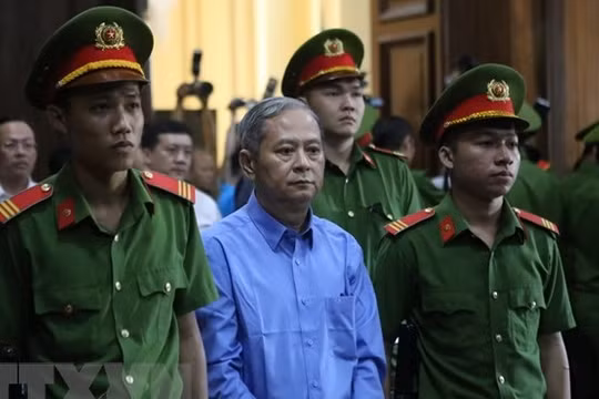 Cựu Phó Chủ tịch UBND TP.HCM Nguyễn Hữu Tín trong phiên tòa xét xử sơ thẩm. Ảnh: TTXVN