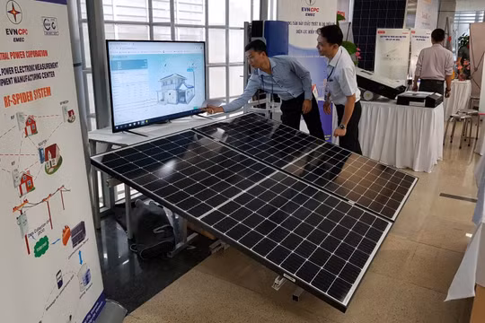 Pin năng lượng mặt trời do doanh nghiệp trong nước sản xuất. Ảnh minh họa: Bộ Công thương.