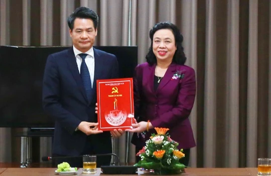 Phó Bí thư Thường trực Thành ủy Ngô Thị Thanh Hằng trao quyết định bổ nhiệm cho ông Nguyễn Quang Đức. (Ảnh: UBND TP. Hà Nội)