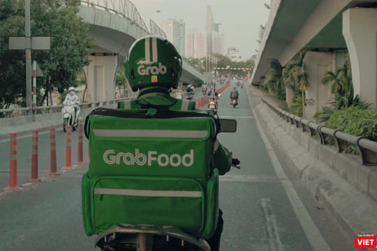 Dịch COVID-19 kéo dài đã gây ra những xáo trộn trong cuộc sống của nhiều người dân Việt Nam, nhưng mặt khác lại đang thúc đẩy chuyển đổi số mạnh mẽ và tạo ra những thay đổi đáng kể trong thói quen tiêu dùng của người Việt.