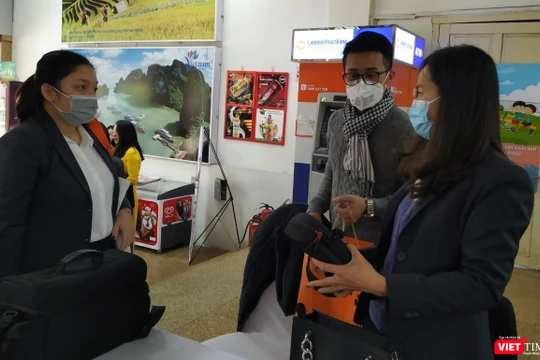 Mọi người dân bắt buộc đeo khẩu trang khi đến chỗ đông người. Ảnh: Anh Lê.