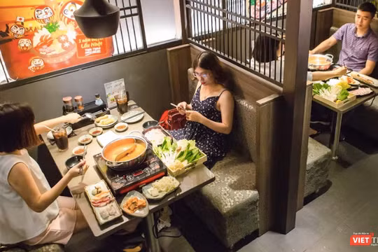 Các quán ăn bắt đầu được mở cửa trở lại sau hơn 3 tuần giãn cách xã hội.