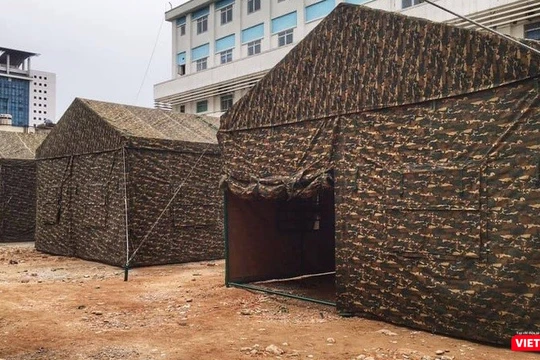 Bệnh viện dã chiến trong khuôn viên Bệnh viện Bạch Mai được dựng lên trong 1 đêm.
