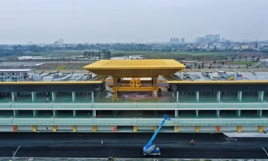 Tòa nhà Pit-công trình quan trọng nhất của trường đua đang hoàn tất. Đây là nơi làm việc của các đội đua, quan chức, trọng tài trong 1 tuần diễn ra chặng đua. Ảnh: VGPC.