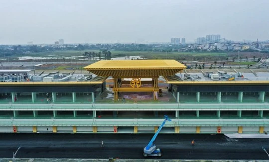 Tòa nhà Pit-công trình quan trọng nhất của trường đua đang hoàn tất. Đây là nơi làm việc của các đội đua, quan chức, trọng tài trong 1 tuần diễn ra chặng đua. Ảnh: VGPC.