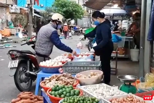 Cuộc sống của nhiều người lao động càng trở nên khó khăn hơn do ảnh hưởng của dịch COVID-19.