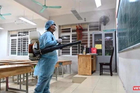 Phun khử sát khuẩn tại các trường học. Ảnh: HB.