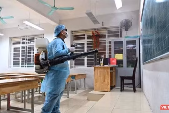 Phun khử sát khuẩn tại các trường học. Ảnh: HB.