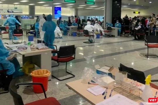 Khu vực làm xét nghiệm COVID-19 tại sân bay. Ảnh chụp sáng nay 15/3 (ảnh: TTV)