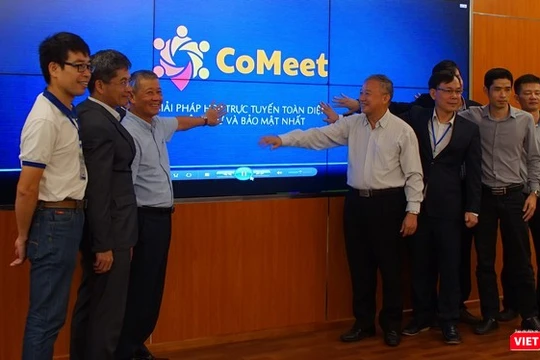 Thứ trưởng Bộ Thông tin và Truyền thông Nguyễn Thành Hưng và các đại diện Liên minh CoMeet nhấn nút chính thức khai trương giải pháp hội nghị trực tuyến Comeet.
