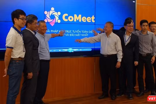Thứ trưởng Bộ Thông tin và Truyền thông Nguyễn Thành Hưng và các đại diện Liên minh CoMeet nhấn nút chính thức khai trương giải pháp hội nghị trực tuyến Comeet.
