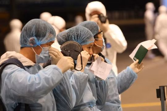 Các công dân Việt Nam tại Vũ Hán được đón về nước sáng sớm ngày 10/2. Ảnh: Vietnam Airlines.