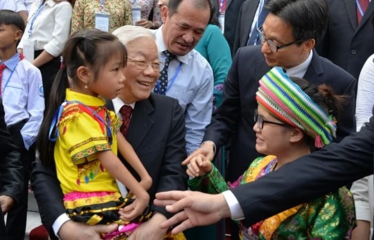 Tổng Bí thư, Chủ tịch nước Nguyễn Phú Trọng trò chuyện thân mật và động viên Đoàn học sinh, sinh viên (HS, SV) tiêu biểu, xuất sắc năm học 2017-2018. Ảnh: VGP.